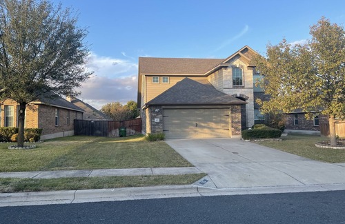 Round Rock House | Large & Beautiful SFR in Upscale Neighborhood 1 King & 4 Queens+ Sleeper. HEB