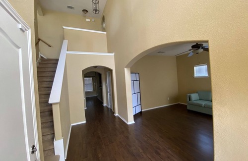 Round Rock House | Large & Beautiful SFR in Upscale Neighborhood 1 King & 4 Queens+ Sleeper. HEB
