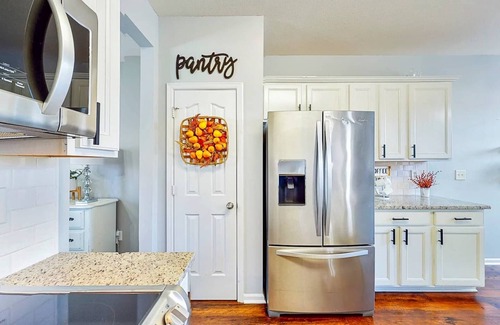 Indian Trail House | Large Beautifully decorated Cozy Family Home - Pet Friendly - Near Charlotte