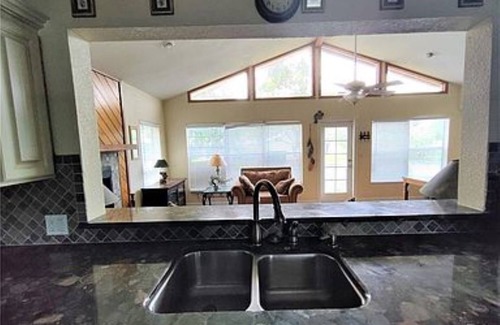 Moore Haven Cottage | Large bedroom and lounge, about 800 sq ft + access to river and Lake Okeechobee.