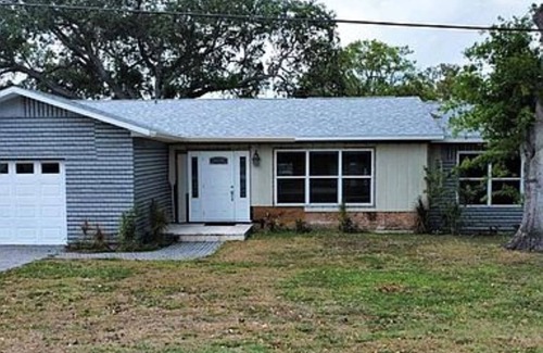 Moore Haven Cottage | Large bedroom and lounge, about 800 sq ft + access to river and Lake Okeechobee.