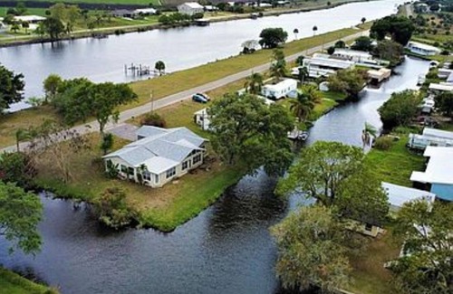 Moore Haven Cottage | Large bedroom and lounge, about 800 sq ft + access to river and Lake Okeechobee.