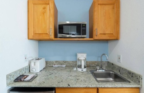 Colliers Bay House | Large bedroom apt with a kitchen big Queen bed and two Murphy beds