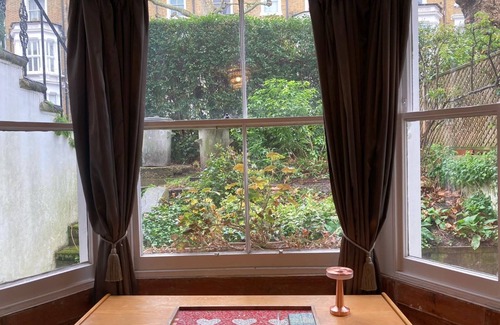 Shepherd's Bush Apartment | Large Bedroom in quiet West London