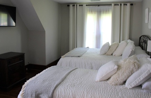 Tazewell House | Large bedroom sleeps 3 + within walking to Main St and area attractions.