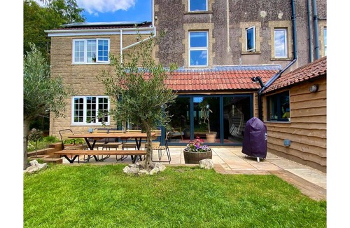 Frome House | 🌿 Large Boutique Family Home - Central Frome