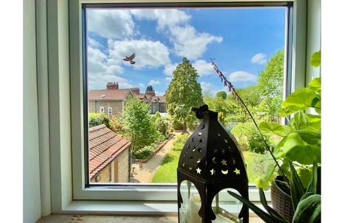 Frome House | 🌿 Large Boutique Family Home - Central Frome