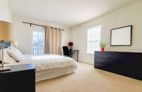Iselin House | Large bright 2 bed 2.5 bath town home, 2 patios close to Metropark train Station