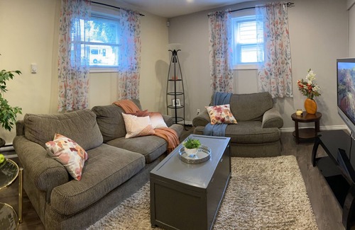Regina House | Large Bright Comfortable Suite
