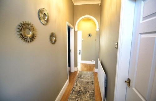 Shirley House | Large Bungalow - Sleeps 8 - 3 Large Beds - Plus Sofa Bed - Off Street Parking - Very Large Enclosed Gardens - Fast Wifi