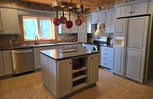 Aberdeen House | large cabin on lake - privacy and parking