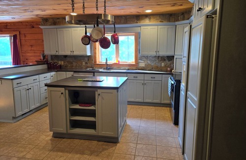 Aberdeen House | large cabin on lake - privacy and parking