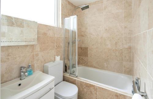 Addison Apartment | Large ceiling& nicely decorated cozy flat by the station