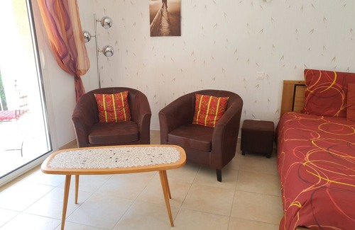 Aubais Bed & Breakfast | Large Chambre D'hôtes (2) Avec Terrasse au Calme. Pets Accepted