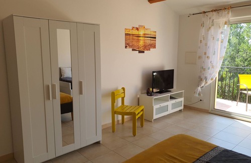 Aubais Bed & Breakfast | Large Chambre D'hôtes (3) Avec Terrasse au Calme. Pets Accepted