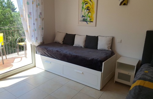 Aubais Bed & Breakfast | Large Chambre D'hôtes (3) Avec Terrasse au Calme. Pets Accepted