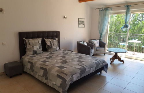 Aubais Bed & Breakfast | Large Chambre D'hôtes (4) Avec Terrasse au Calme. Pets Accepted