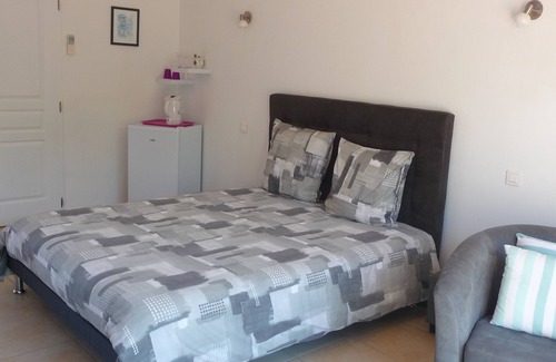 Aubais Bed & Breakfast | Large Chambre D'hôtes (4) Avec Terrasse au Calme. Pets Accepted