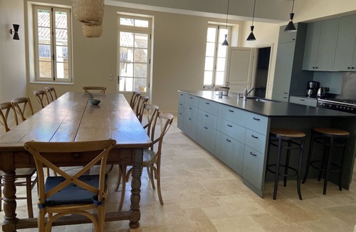 Thezac House | Large, charming estate with swimming pool, in the heart of the vineyards, 20 kms from the beaches.
