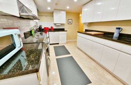 Roncesvalles Village House | Large clean spacious 2 bed 2 bath APT: steps to high park and the lake.