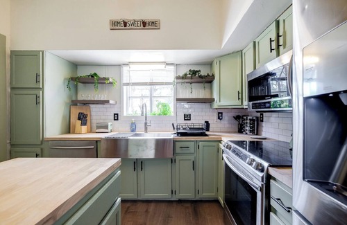 Brunswick House | Large Colonial 20 Min from Beach