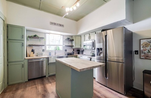 Brunswick House | Large Colonial 20 Min from Beach