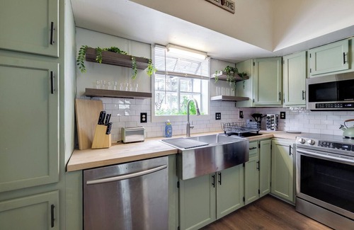 Brunswick House | Large Colonial 20 Min from Beach