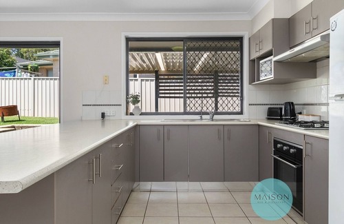 Shortland House | Large Comfortable Birmingham Gardens Family Home