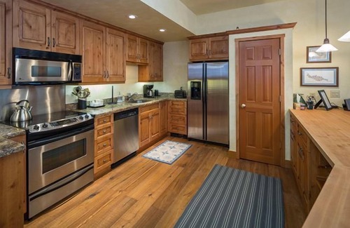 Telluride Condo | Large Comfortable Condo on 1 level, Spacious stone patio, 5 min to Skiing