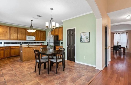 South Arlington House | Large Comfy 4BR Retreat/Great Location ~Fam/Group