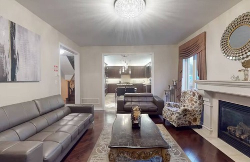Oakville House | Large & Comfy Family Home in Oakville