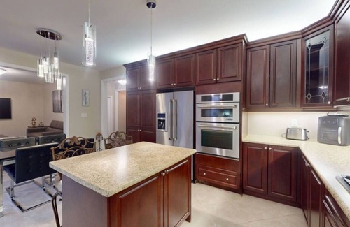 Oakville House | Large & Comfy Family Home in Oakville