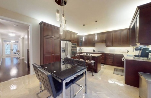 Oakville House | Large & Comfy Family Home in Oakville