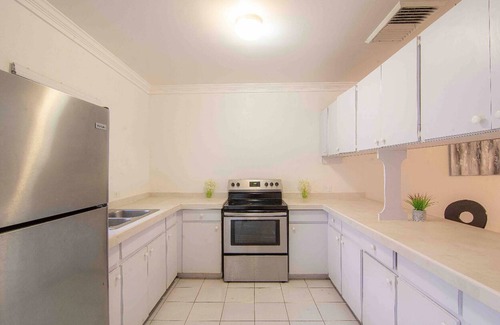 Nassau Condo | Large Condo on Cable Beach tourist strip - unit 3