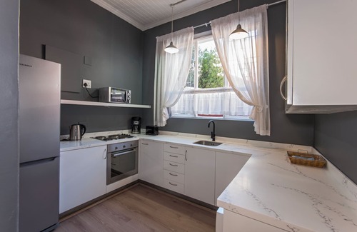 Cape Town House | Large Contemporary 1 bedroom apartment, n 5 minutes to beach, nserviced dailyn