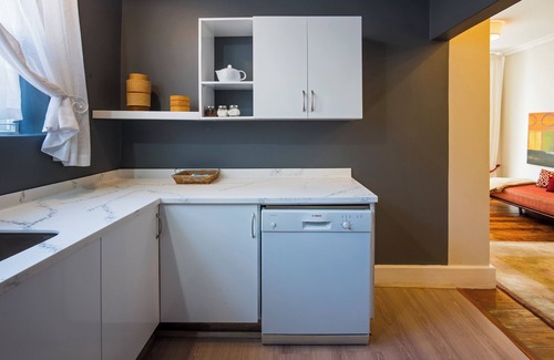 Cape Town House | Large Contemporary 1 bedroom apartment, n 5 minutes to beach, nserviced dailyn