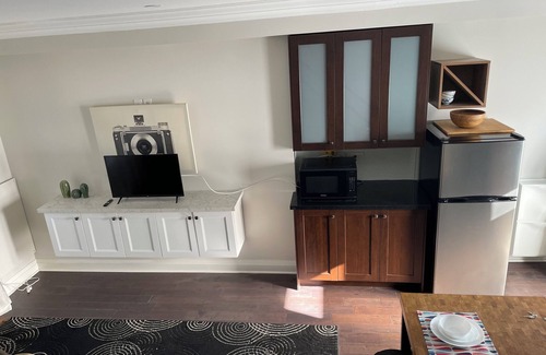 Mount Dennis House | Large Contemporary Fully Furnished One Bedroom with on Suite Bathroom