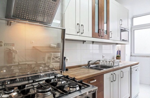 Amadora Apartment | Large Contemporary Apartment with Three-Bedroom