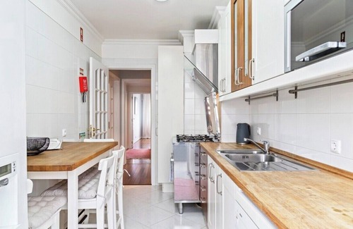 Amadora Apartment | Large Contemporary Apartment with Three-Bedroom