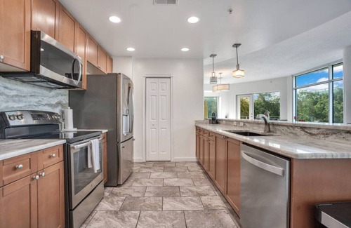 South Eola Apartment | Large Corner 3 Bdrm Oasis Lake Eola