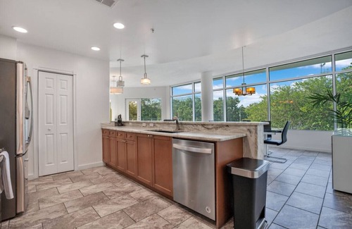 South Eola Apartment | Large Corner 3 Bdrm Oasis Lake Eola