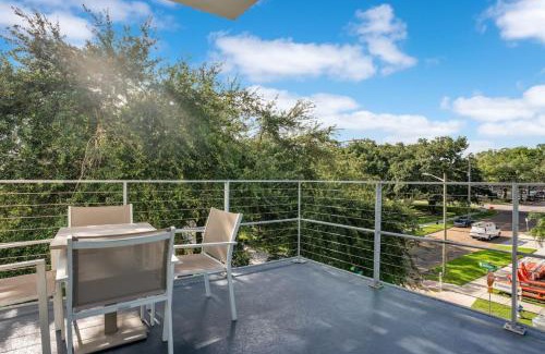 South Eola Apartment | Large Corner 3 Bdrm Oasis Lake Eola