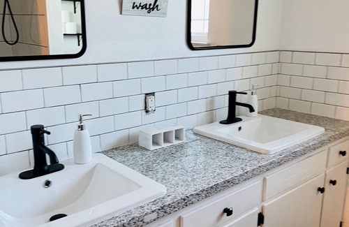 Fresno House | Large Corner house; Huge 2B2B.