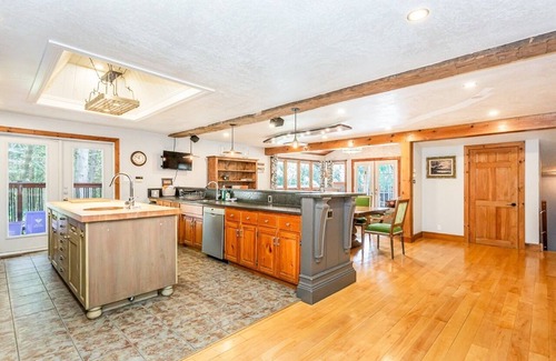 Elora Cottage | Large cottage with Water front, Heated Pool, sauna, 4 family rooms