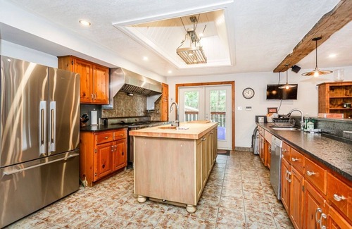 Elora Cottage | Large cottage with Water front, Heated Pool, sauna, 4 family rooms