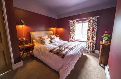 Scunthorpe Apartment | Large Country Cottage, Sleeps 8 - Spa Facilities, Garden Bar, Catering Services, Free Parking, Nature Reserve, Hen Parties