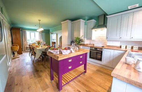Scunthorpe Apartment | Large Country Cottage, Sleeps 8 - Spa Facilities, Garden Bar, Catering Services, Free Parking, Nature Reserve, Hen Parties