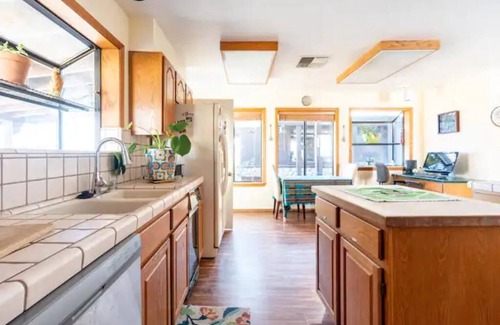 Lone Pine House | Large country home with 3 rooms and 3 baths