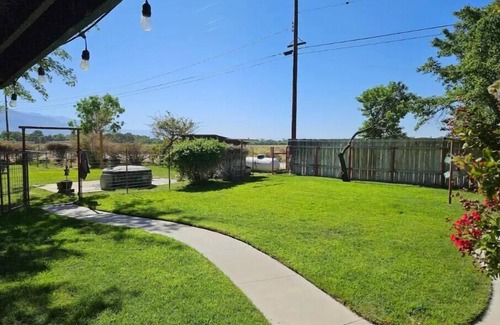 Lone Pine House | Large country home with 3 rooms and 3 baths