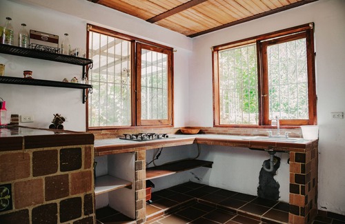 Guarne House | Large Country House, close to the Airport (pet friendly)